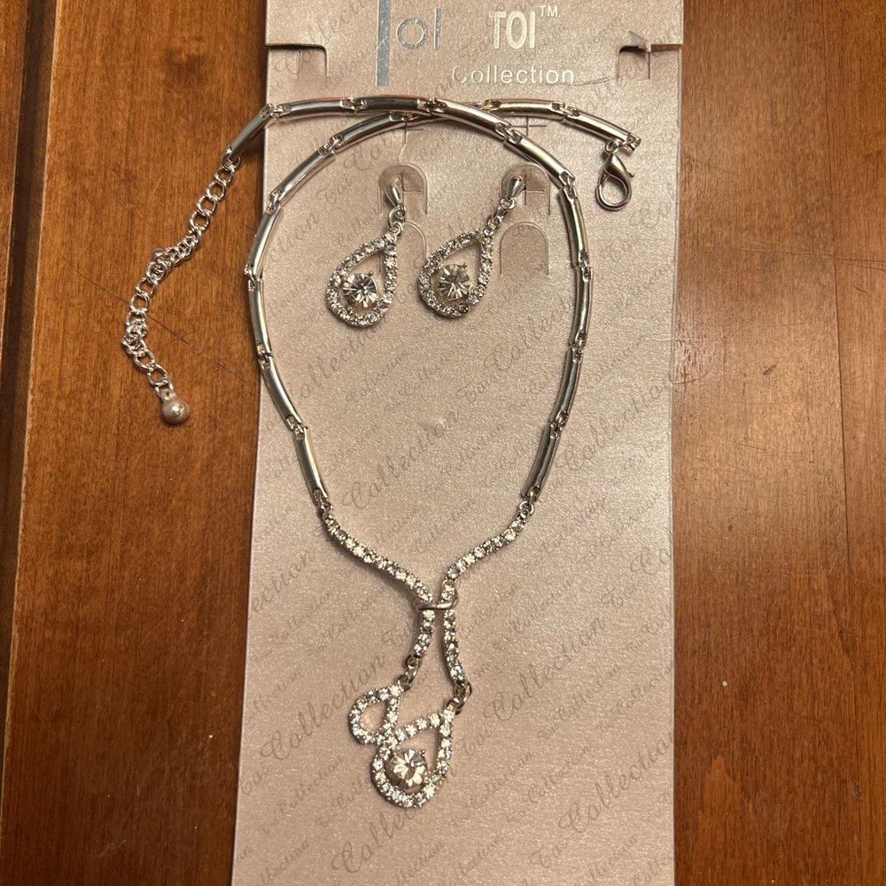 Toi Collection Rhinestone Necklace & Earring Set - Picture 3 of 8